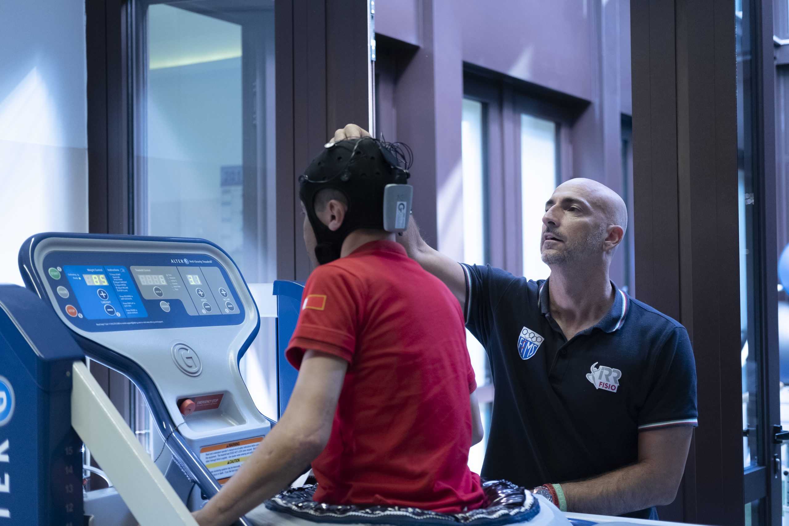 Domenico Pozzovivo con il fisiocoach Roberto Corino durante una sessione riabilitativa con AlterG e tDCS