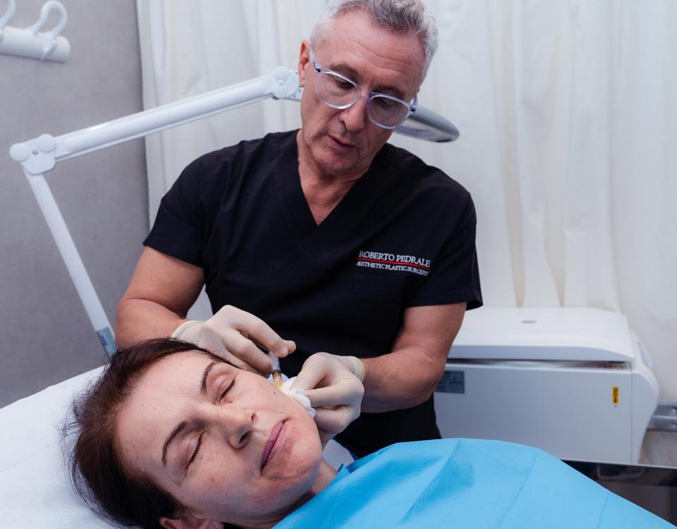 Dr. specializzato in Medicina Estetica che esegue iniezione di PRP
