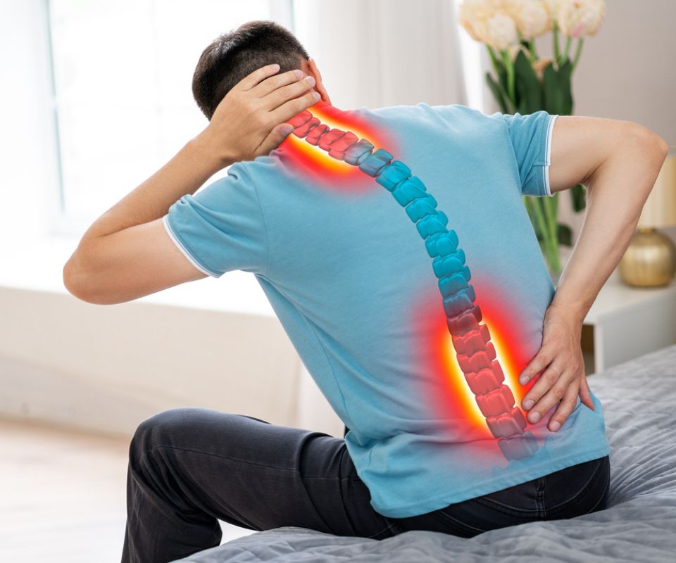 Uomo con Mal di schiena e disegno della Colonna Vertebrale