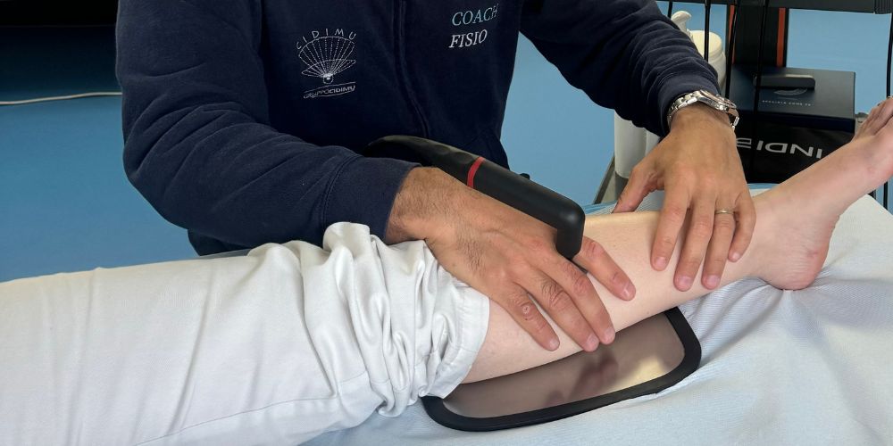 Trattamento con Tecar su un polpaccio
