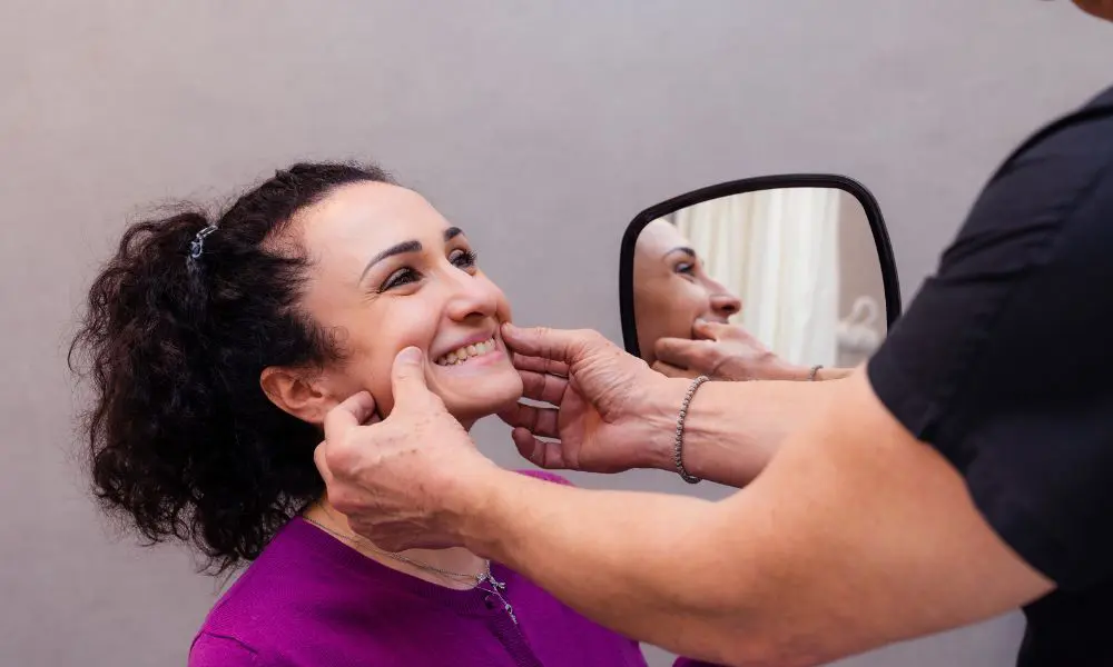 Ragazza sorridente durante una di medicina estetica