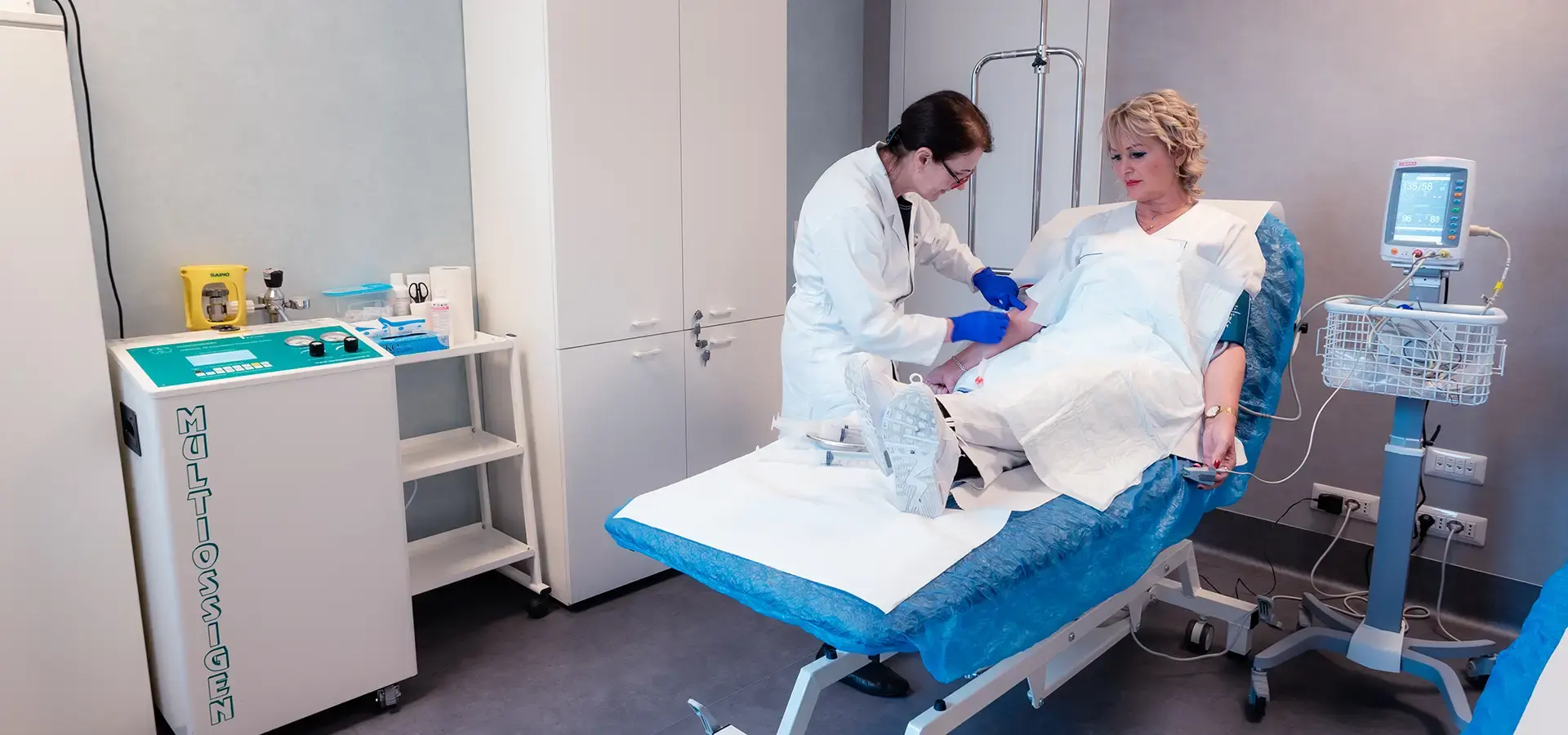 Donna sul lettino durante le iniezioni di ozono