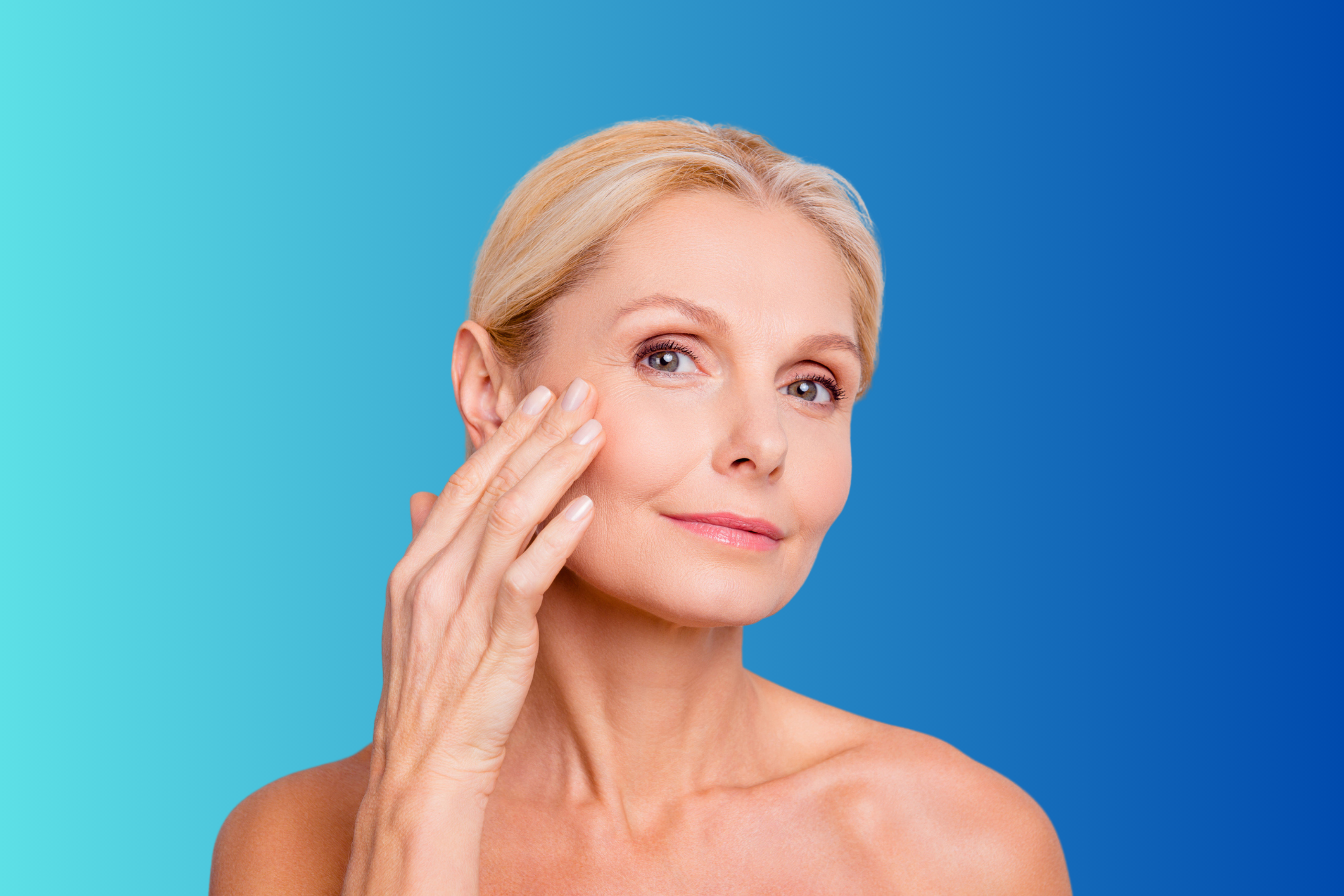 Donna anziana che si accarezza il viso