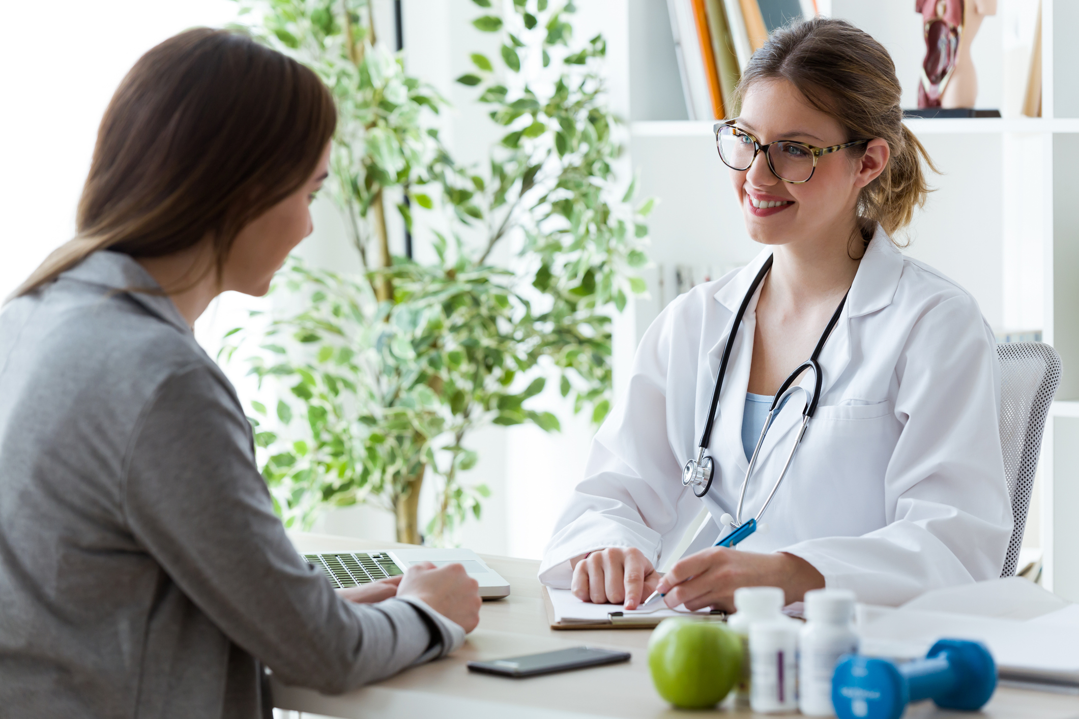 Nutrizionista Donna con una paziente