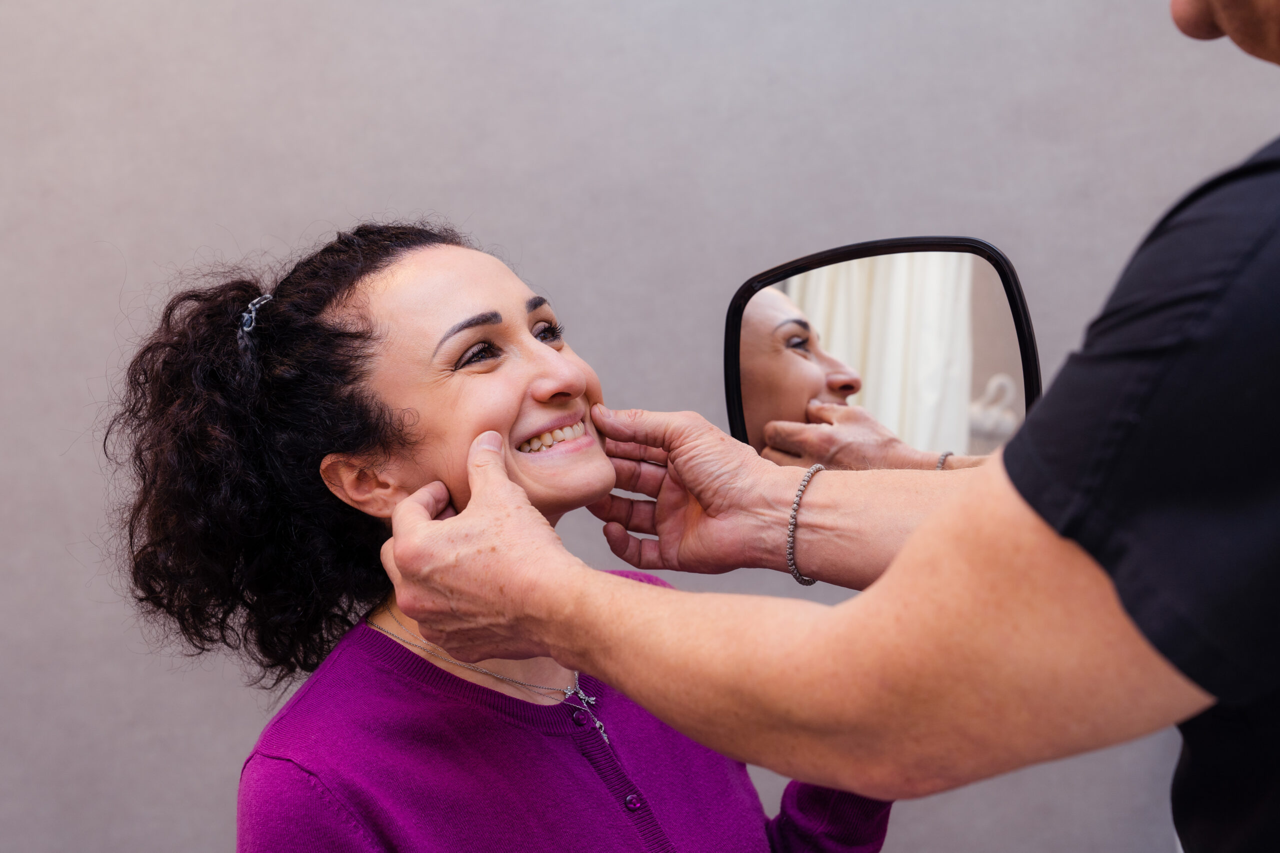 Ragazza sorridente durante una di medicina estetica